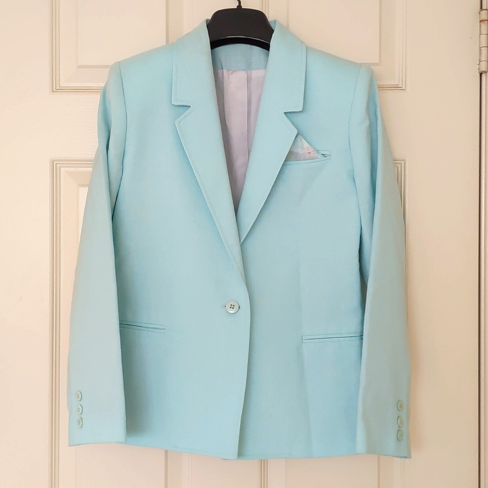 NWOT. Woman's Rayon blended full lined blazer.